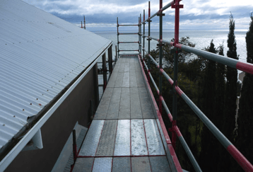 Scaffolding installed from the ground-up to perimeter of home